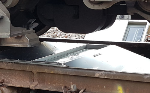 Système UVSST installé sur des rails avec wagon