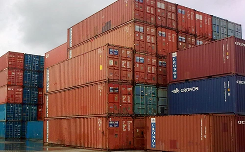 Conteneurs stockés dans un terminal - N&B