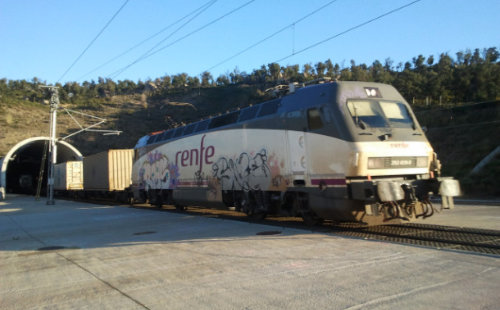 Train de marchandise - locomotive et wagons - N&B
